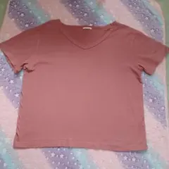 落ち着いたピンク Vネック Tシャツ