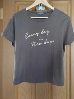 オンワード フィールド/ドリーム ロゴ 半袖Tシャツ　カーキ　英字 きれいめのサムネイル