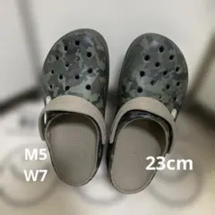 この価格15日まで！【crocs 】サンダル　迷彩柄　M5 W7 23cm