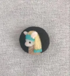真珠の耳飾りのうさぎ　ブローチ　羊毛フェルト