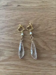 クリスタルドロップイヤリング ゴールドトーン