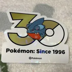 韓国限定　ポケモン 30周年記念 フカマル ホログラムステッカーのサムネイル
