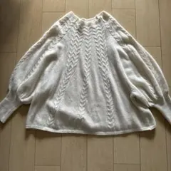 白 ケーブル編み バルーンスリーブ ニット