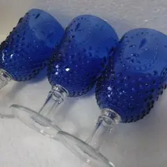 イギリスで購入したプラスチック青色ドット模様脚付きグラス3個