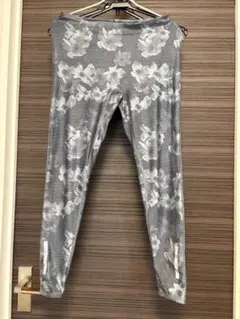 NIKE DRI-FIT M 花柄レディース　ランニングウエア　ヨガ【破れあり】