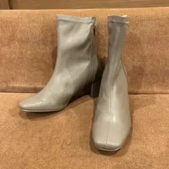 グレー ベージュ　合成皮革 ショートブーツ 中ヒール