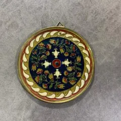 花柄装飾の金属製円形プレート