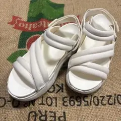 UGG 厚底サンダル ホワイト 24～24.5cmのサムネイル