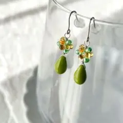 No.510ピスタチオグリーンガラスドロップ揺れる花ピアス　316L