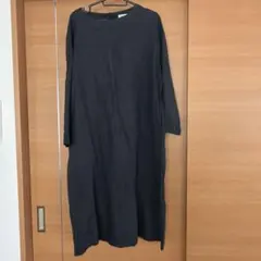 黒の長袖ワンピース