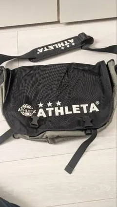 アスレタ　ATHLETA メッセンジャーバッグ 黒 グレーのサムネイル