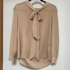UNTITLED ピンクベージュ リボン付きブラウス