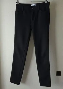 黒 スキニーパンツ