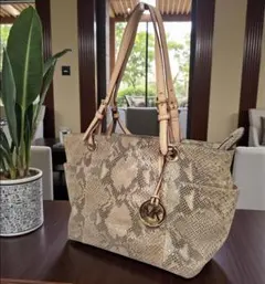マイケルコース パイソン柄トートバッグ 大容量 肩掛け A4可 MKチャーム