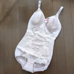 新品　ピンクベージュ ボディスーツ B75 レース付き