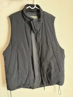 黒のダウンベスト（プリマロフト）ドローコード付き