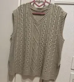 ベージュ ケーブルニット Vネックベスト