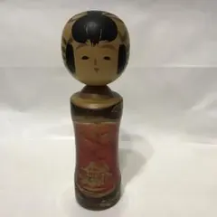 伝統的な木製こけし 赤