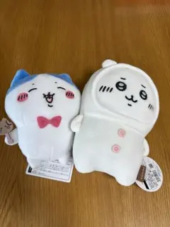 ちいかわにかぶられたぬいぐるみS とハチワレのぬいぐるみ