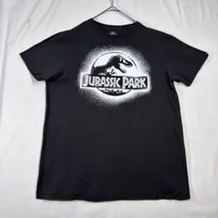 【JURASSIC PARK】ビッグロゴモノクロステンシル・スプレーTシャツ