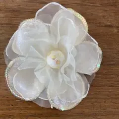 入学式　卒業式　結婚式　ブローチ　コサージュ　白い花　スパンコール　オーガンジー