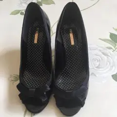 エスペランサ エナメルオープントゥリボンパンプス