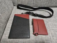 BALLY　黒と赤のショルダーストラップ付きカードケース