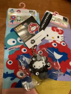 万博会場限定黒ミャクミャクとキティ コラボキーホルダーと靴下2セット