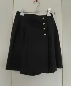 黒いミニキュロットスカート