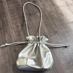 シルバー巾着型ショルダーバッグ