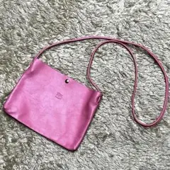 美品✨イルビゾンテ　ショルダーバッグ　サコッシュ　ロゴ型押し　レザー　ピンク