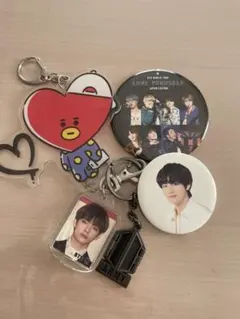 BTS キーホルダーとバッジセット 4点 V ミラー