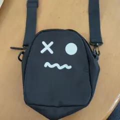 黒い顔のグラフィックショルダーバッグ