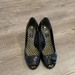 ダイアナ　黒エナメル　パンプス