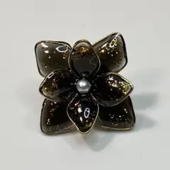 ハンドメイド 花形ピンバッジ 黒色 パール付き