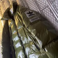 【アディダス】《光沢エナメル調ダウンジャケット》オリーブグリーン✖️黒デカロゴ…