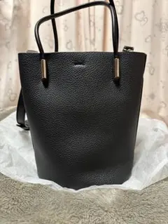 黒いレザーショルダーバッグ バケツ型 チャーム付き