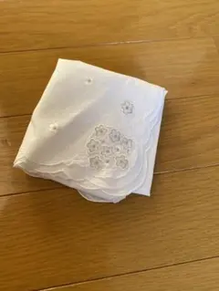 白色 ハンカチ 花の刺繍　新婦小物　結婚式