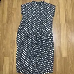 黒と白の花柄ノースリーブワンピース　L125ー135