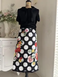 唯一無二！！ルナデリー☆ドットと綺麗な花柄の広がりすぎないスカート