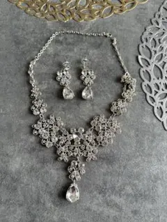 ブライダルアクセサリー ネックレスとピアスセット