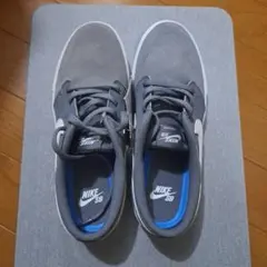 NIKE SB グレー スニーカー（箱なし)