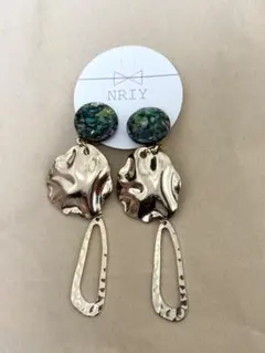 金属アレルギー対応イヤリング　グリーン×ゴールド