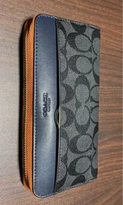 COACH エンボス加工レザー長財布
