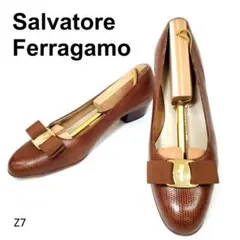 サルヴァトーレフェラガモ パンプス ヴァラリボン アーモンドトゥ 型押しレザー