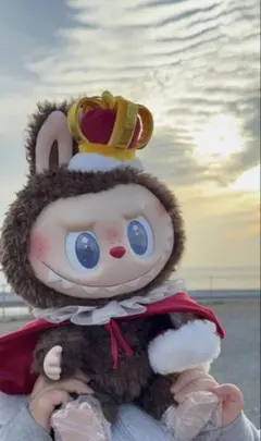 美品】ポップマート ラブブ LABUBU ぬいぐるみ マント 王冠 - メルカリ