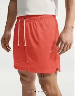 Nike Standard Issue ショートパンツ オレンジ Sのサムネイル