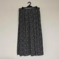 黒白花柄ロングプリーツスカート