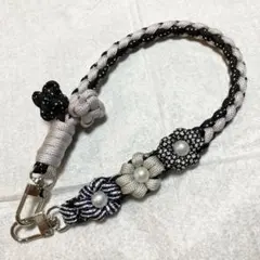 ごうちゃん様 モノトーン スマホストラップ ハンドストラップ パラコード お花