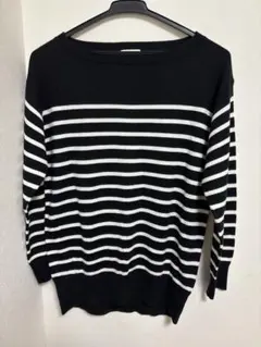 オフショルダー黒白ストライプニット